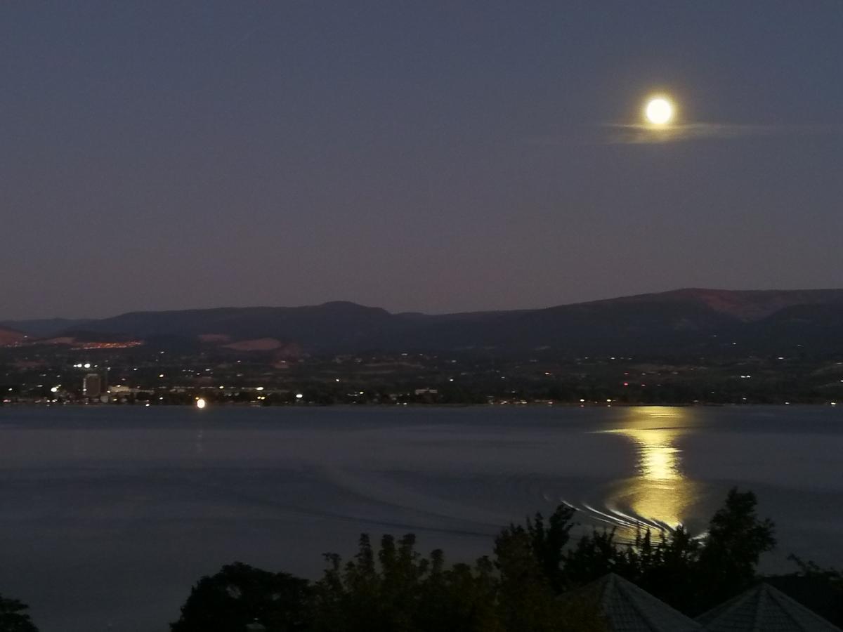 Lakeview Oasis Bed And Breakfast West Kelowna Exterior foto